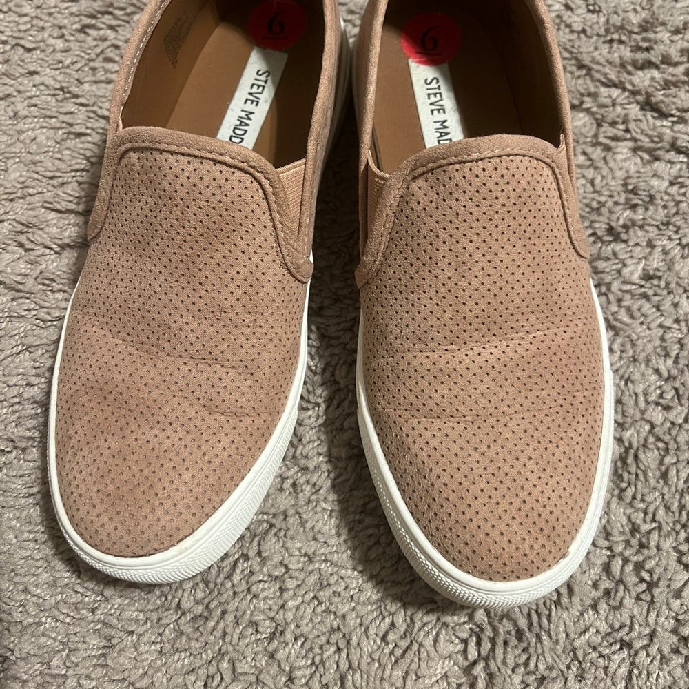 Blush colored Steve Madden shoes size6
